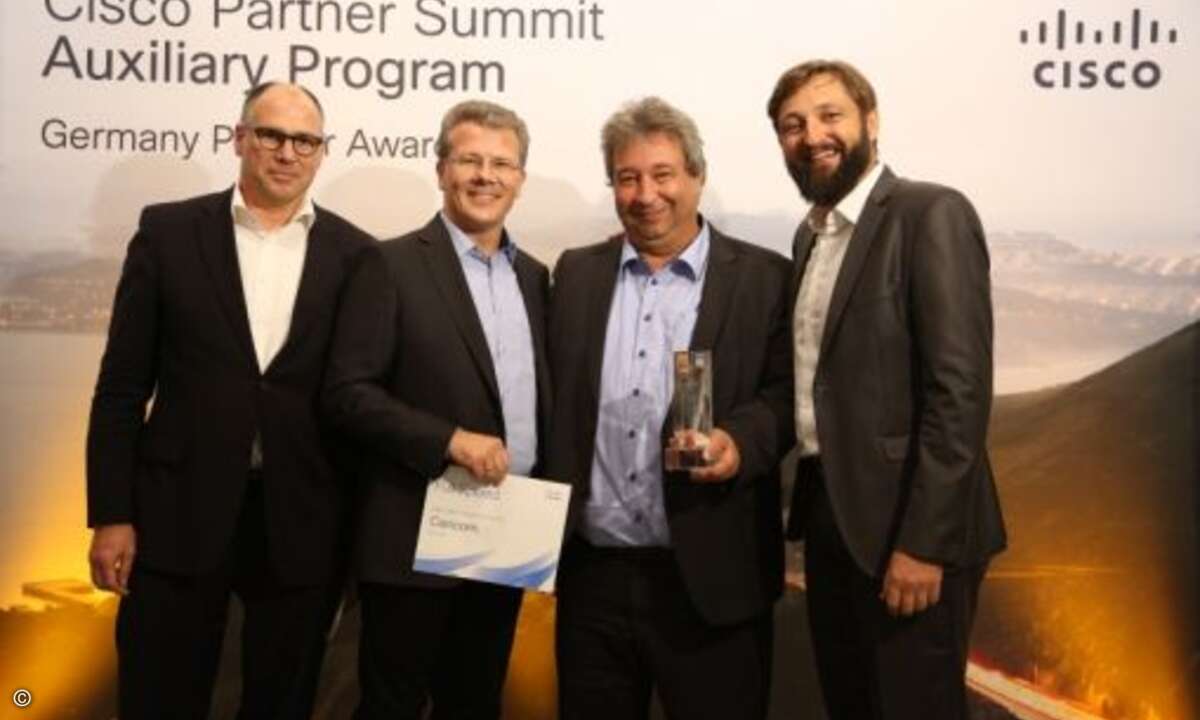 Die Award-Gewinner in den Kategorien »Digitization« und »IoT-Solutions«: Werner Schwarz, Vice President Competence Center Security bei Cancom (2.v.li.), und Cancom-Vorstand Rudolf Hotter (2.v.re.) (Foto: Cisco)
