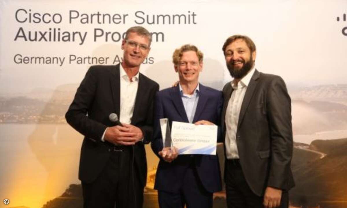 Controlware-Geschäftsführer Bernd Schwefing (Mitte) mit dem Partner-Award in der Kategorie »Architectural Excellence: Enterprise Networks« (Foto: Cisco)