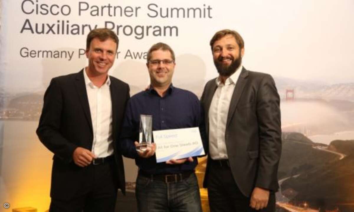 Michael Scherf aus der Geschäftsführung von All for One Steeb, dem »Cloud Builder of the Year«-Preisträger; eingerahmt von Ciscos Carsten Heidbrink und Oliver Tuszik (Foto: Cisco)