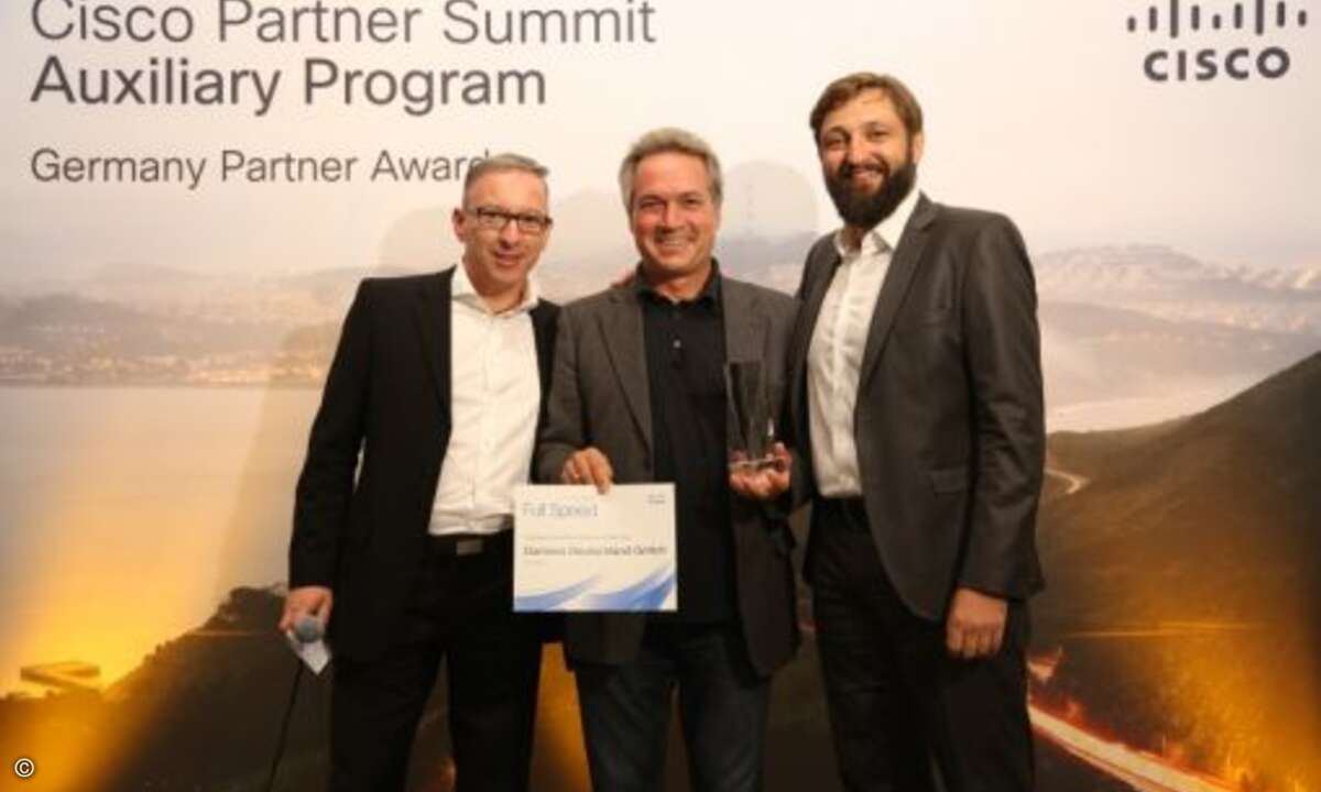 Damovo-Geschäftsführer Carl Mühlner (Mitte) mit dem Preis in der Kategorie »Solution Innovation« (Foto: Cisco)