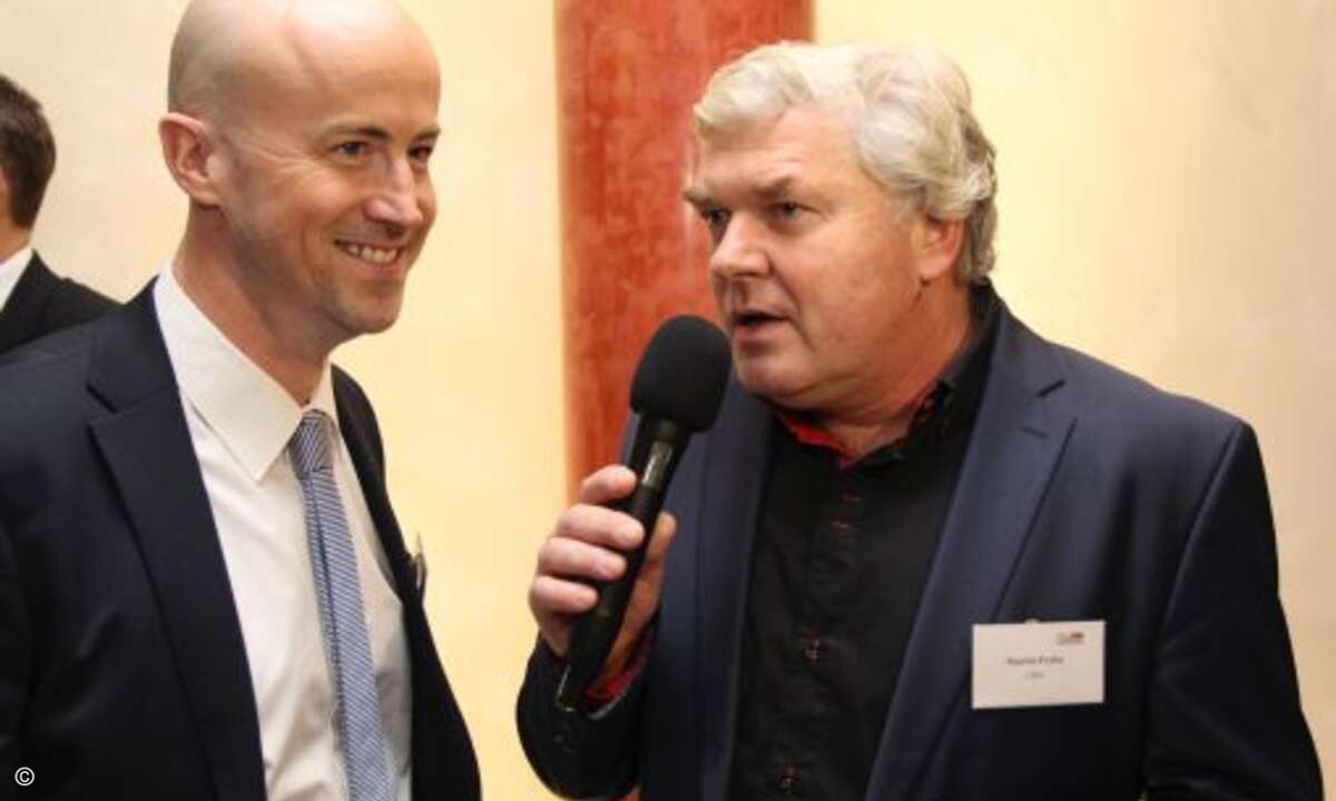(Fast) pünktlich um 11 Uhr konnten WEKA FACHMEDIEN-Verlagsleiter Matthäus Hose und CRN-Chefredakteur Martin Fryba die Veranstaltung eröffnen (Foto: CRN)