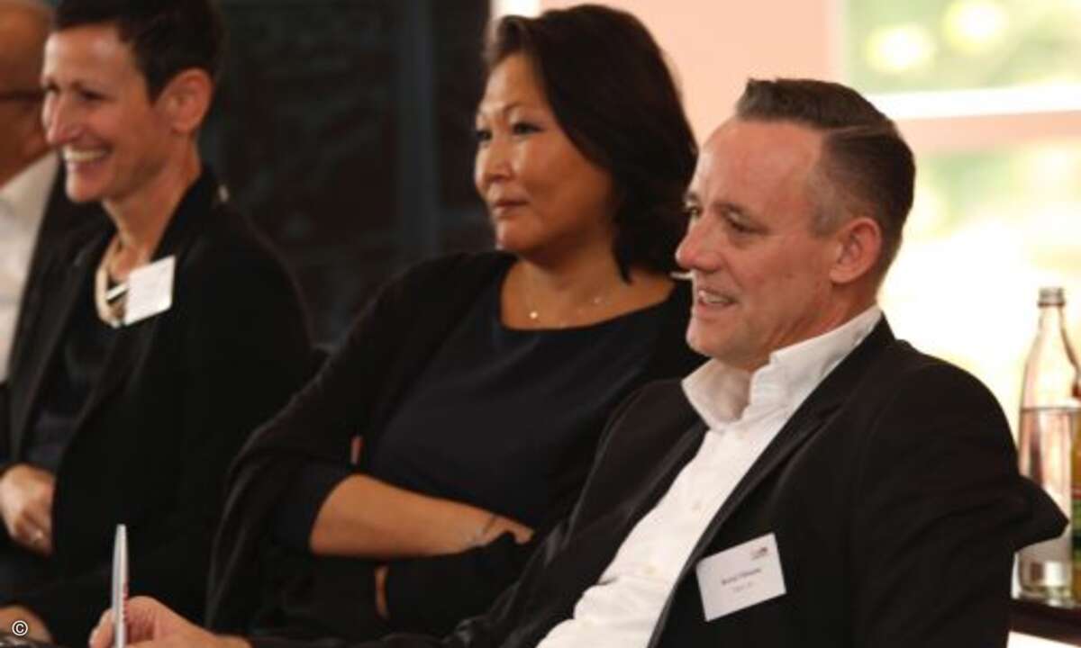 ... das Publikum wie Karin Hernik von APC by Schneider Electric, Miriam Franke (SanDisk) und Bernd Tillmann (Tarox) nachhaltig zum Nachdenken und Schmunzeln an (Foto: CRN)