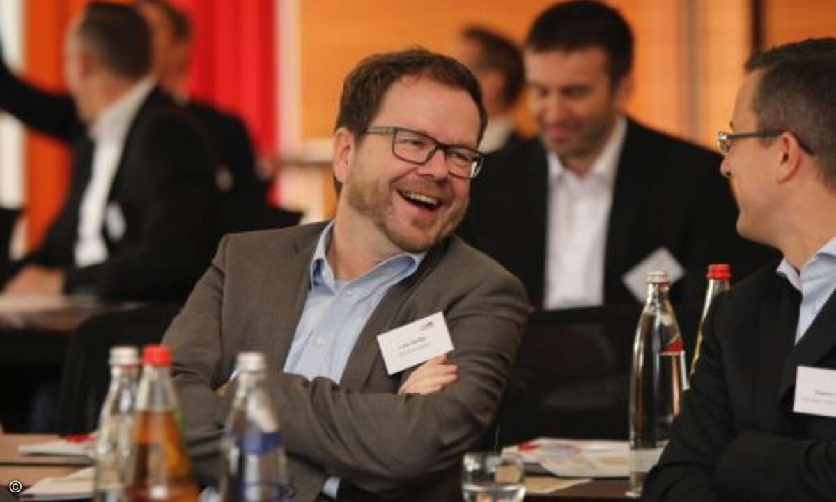 Herzlicher Umgang unter Mitbewerbern wird bei Lutz Hardge (AOC) und Dominic Mein (Viewsonic) groß geschrieben - den Psychologen wird es freuen (Foto: CRN)