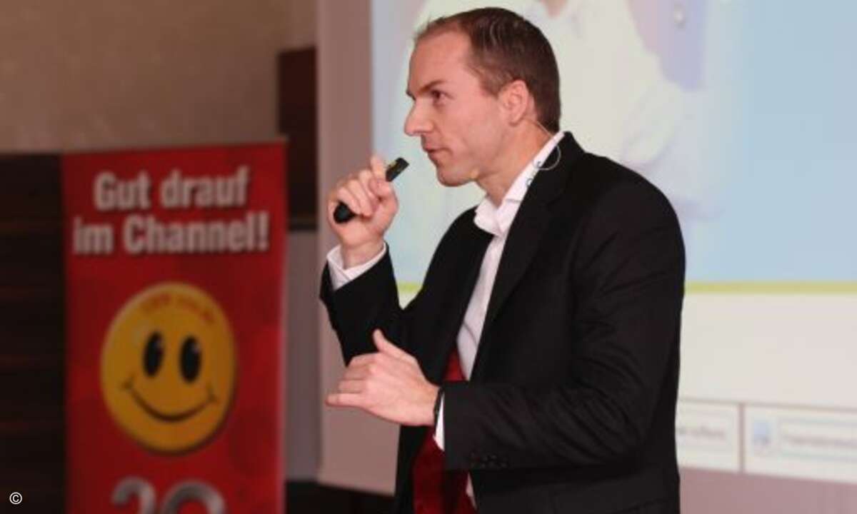 Philip Semmelroth von C&S Computer & Service legte vor seinem Vortrag über gezielte Überforderung überraschend mit einem flotten CRN-Rap los... (Foto: CRN)