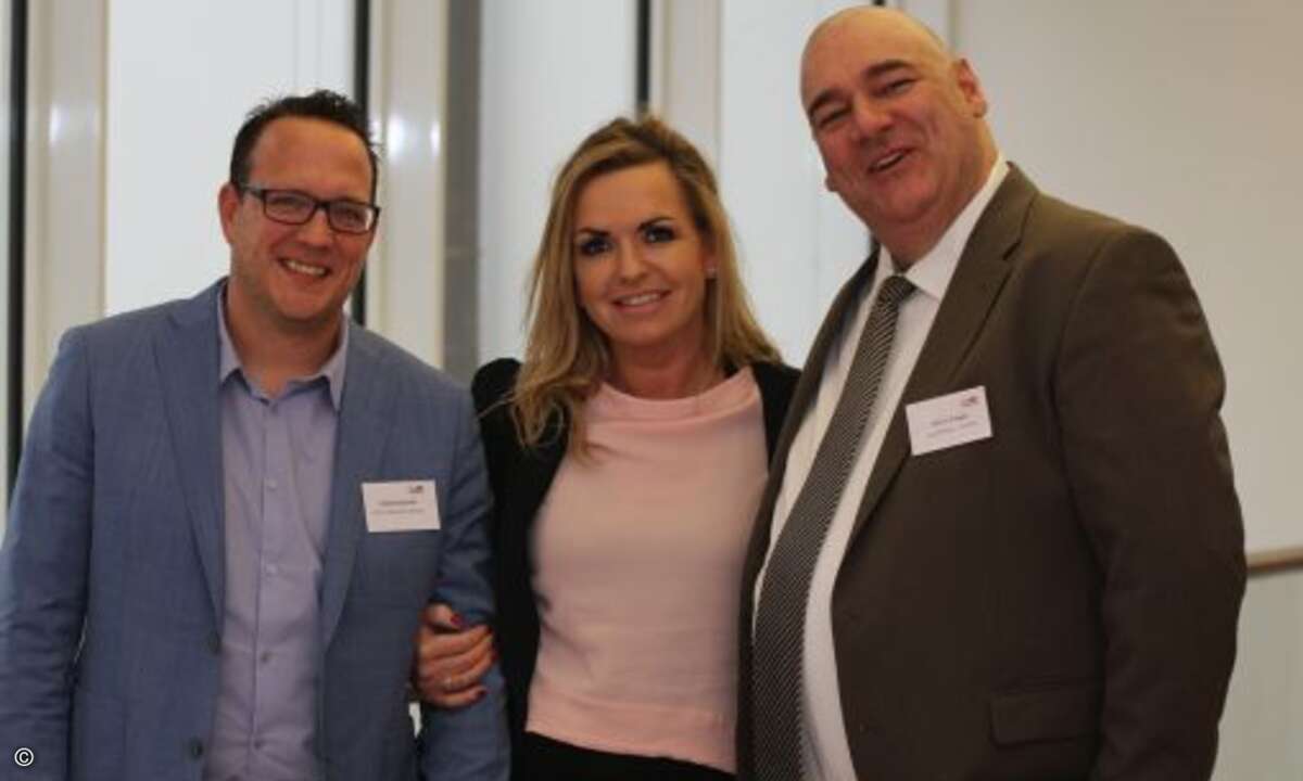 Stefan Knerrich (APC by Schneider Electric) und Oliver Gorges (cop software + services GmbH & Co. KG) versuchten - vergeblich - das wundervolle Lächeln von Carolin Schlüter (CRN) zu überstrahlen (Foto: CRN)