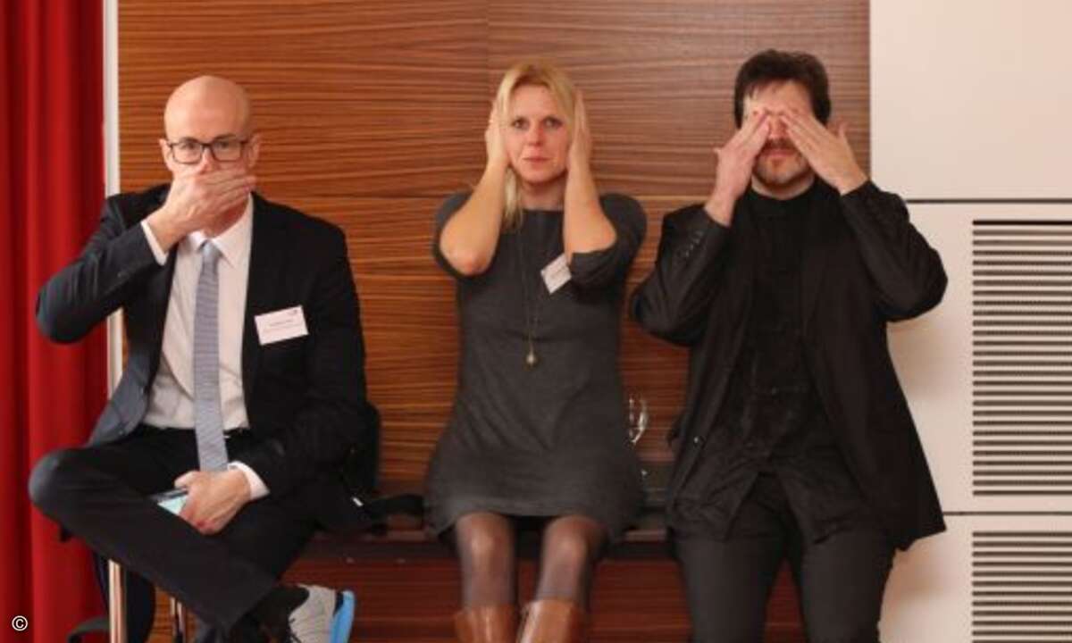 Matthäus Hose (Verlagsleiter WEKA FACHMEDIEN), Natascha Schönemann (CRN) und Prof. Dr. Matthias Spörrle fassten das Fazit der Vorträge des ersten Tages am Ende noch einmal kompakt zusammen: Sich den disruptiven Veränderungen in der ITK-Branche zu ver
