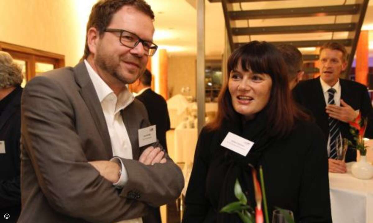 Lutz Hardge (AOC) versicherte Sabine Hammer von Also, dass er sich bei der Distribution gut aufgehoben fühlt (Foto: CRN)