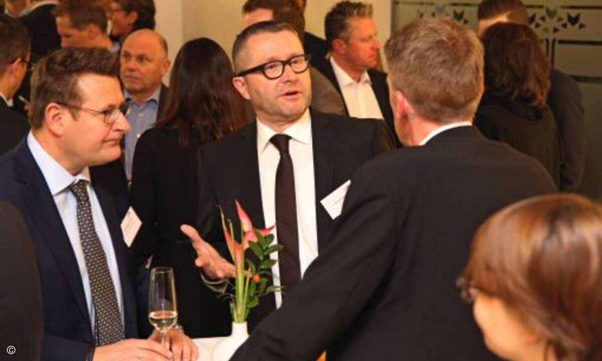 Auch Christoph Cyrol (InFocus) und Frank Bösser (Gigabyte) waren mittendrin, statt nur dabei (Foto: CRN)