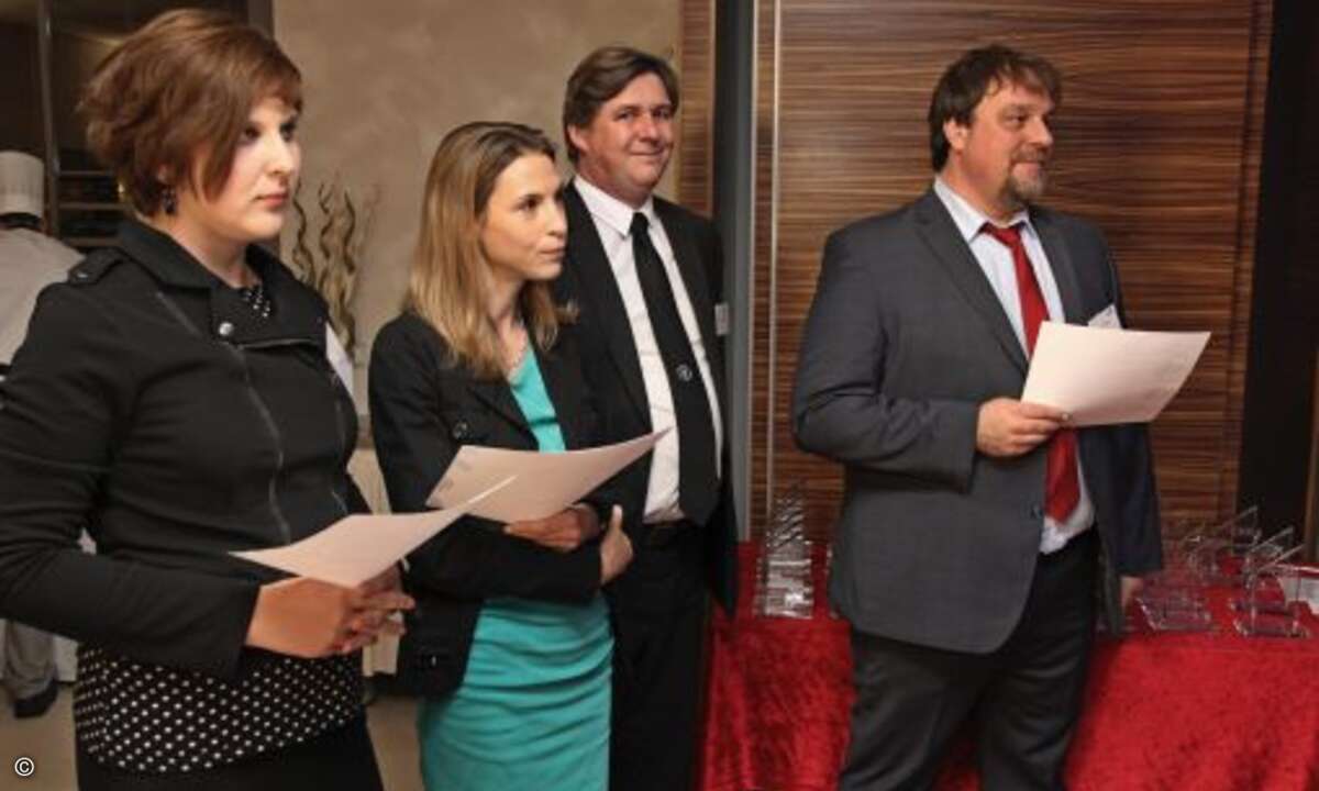 ...hatten sich dort auch die CRN-Redakteure wie die Orgelpfeifen in Position gestellt und spickten noch ein letztes Mal auf ihre noch nicht ganz papierlosen Moderationskarten (Foto: CRN)