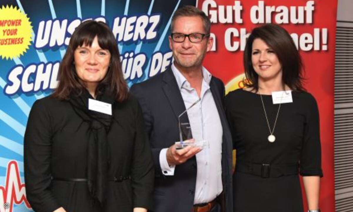 ...und führte auf der Bühne sogar zu ungahnten Allianzen, als sich Heiko Lühr (Fujitsu Technology Solutions) bei den beiden charmanten Vertreterinnen seiner Distributoren Sabine Hammer (Also, li.) und Beate Köhler-Fricke (Ingram Micro) für die perfek