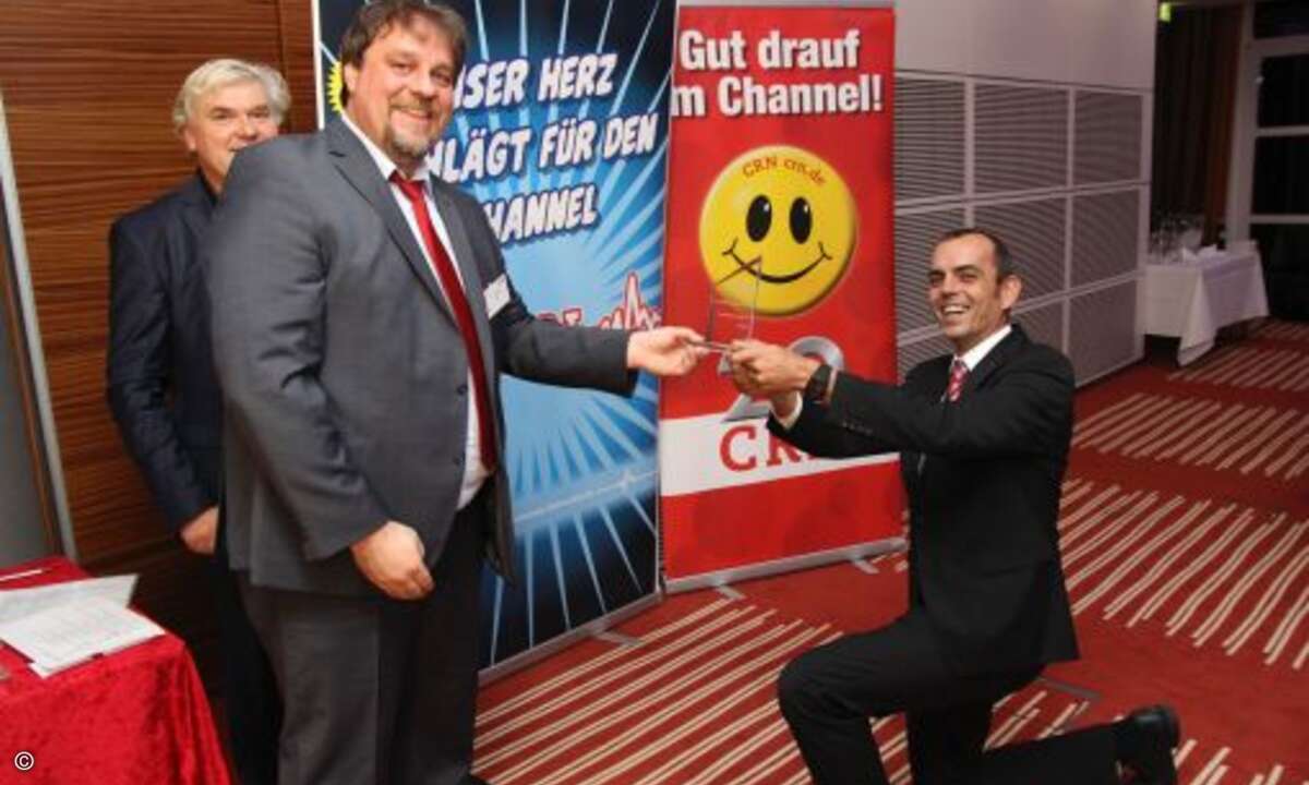 ...und sogar zu einem Kniefall, den Michael Schmid von Cherry symbolisch vor der enormen Leistung seines Teams im letzten Jahr vor dem CRN-Team vollführte (Anmerkung des Redakteurs: