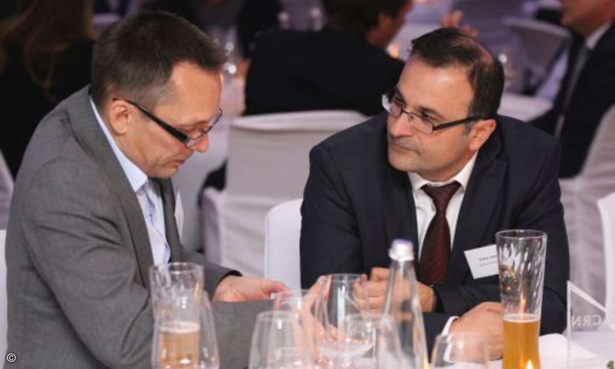 Auch Frank Kwasnitza (bluechip Computer AG) und Erkan Sekerci (iiyama International) genossen den tollen Abend und das hervorragende Essen (Foto: CRN)
