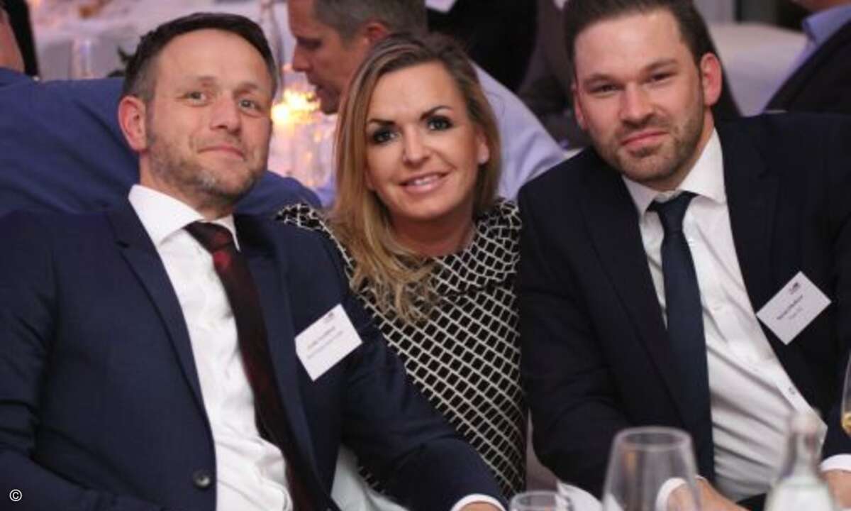 Niemand war bei Selfies so gefragt wie unsere Kollegin Carolin Schlüter: Ob hier mit Guido Forsthövel (Benq, li.) und Martin Pfleiderer von Tarox... (Foto: CRN)