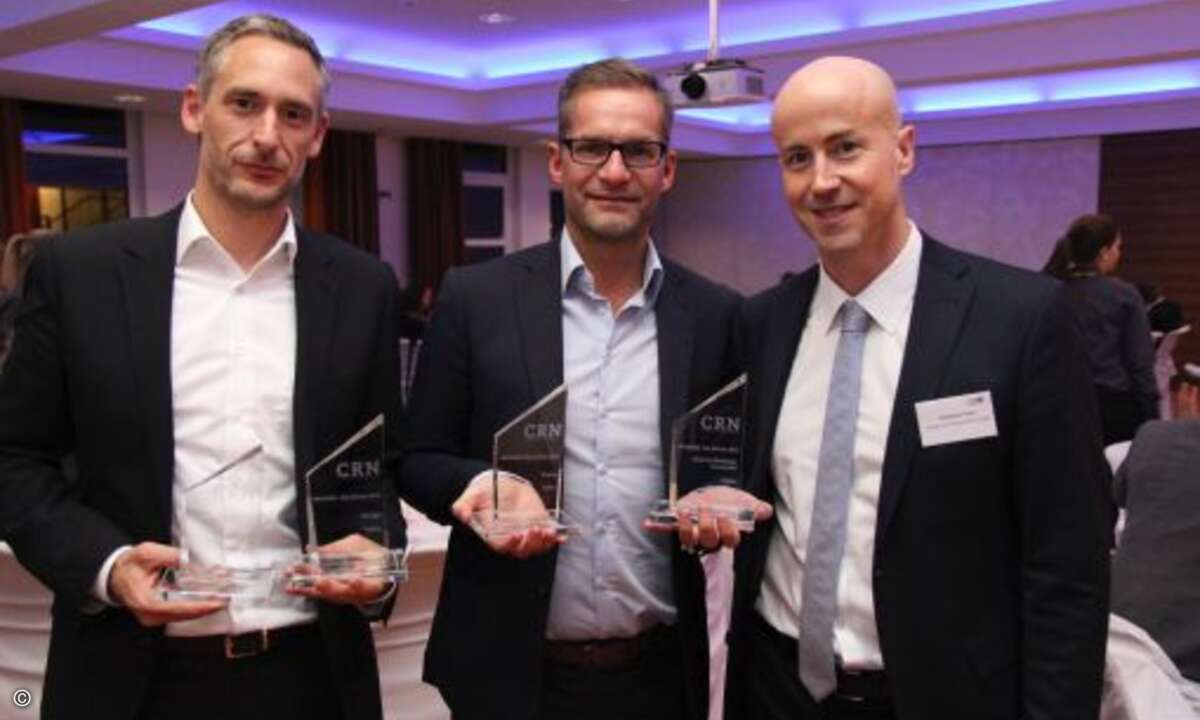 Bei so vielen Awards mussten Louis Dreher und Heiko Lühr von Fujitsu Technology Solutions gleich noch unseren weltmeisterlich gut austrainierten WEKA FACHMEDIEN-Verlagsleiter Matthäus Hose um Hilfe beim Tragen der edlen wie schweren Trophäen bitten (