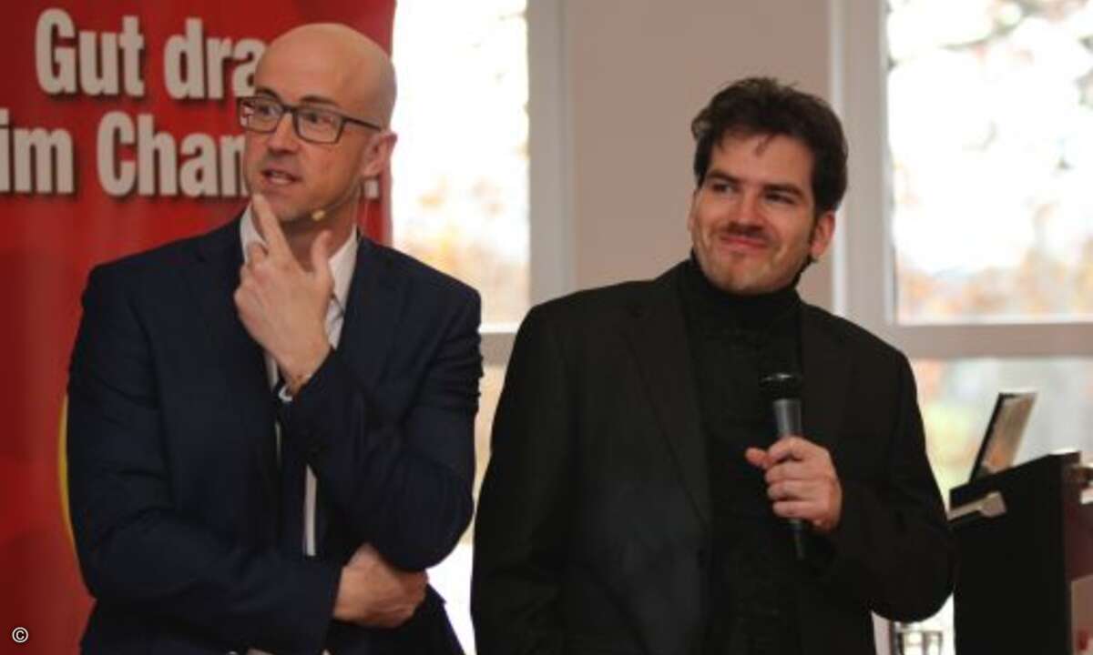 So konnten auch die beiden wahrscheinlich letzten Universalgelehrten unserer Zeit, Matthäus Hose (Verlagsleiter WEKA FACHMEDIEN) und Prof. Dr. Matthias Spörrle (re.) mit der Mutter aller Vorträge die ersten Zweifel zerstreuen... (Foto: CRN)