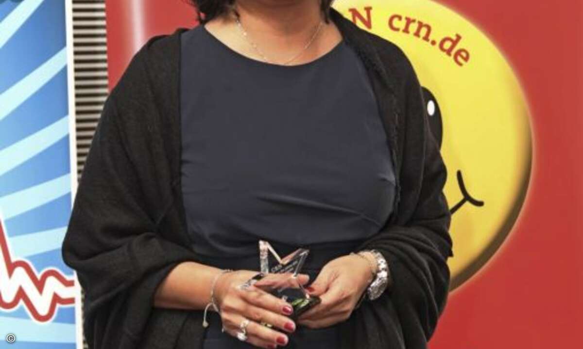 Für Sascha Böhmer von SanDisk nahm die bezaubernde Miriam Franke den Preis entgegen (Foto: CRN)