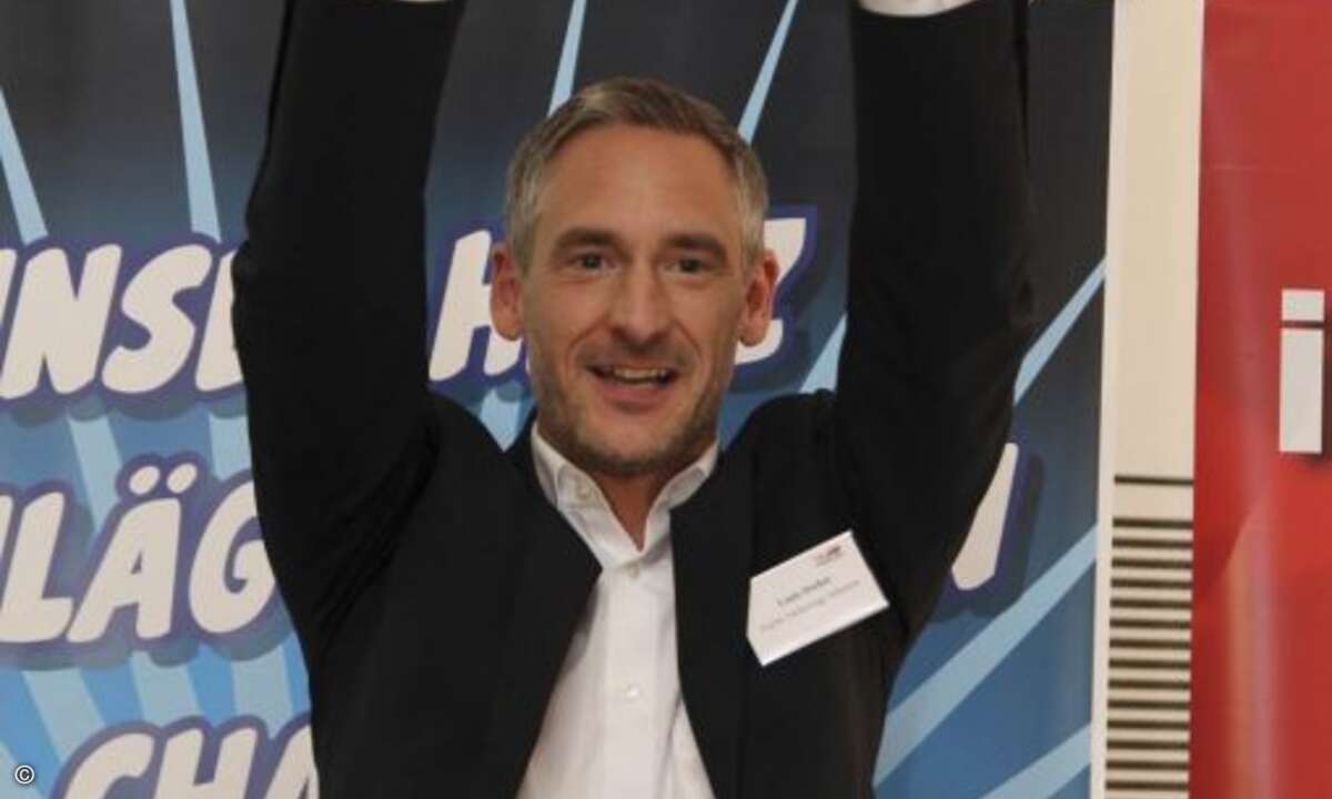 Wieviel ihm die Auszeichnung der CRN-Leser bedeutet, zeigt Louis Dreher von Fujitsu mit eindeutiger Siegerpose. Glückwunsch! (Foto: CRN)