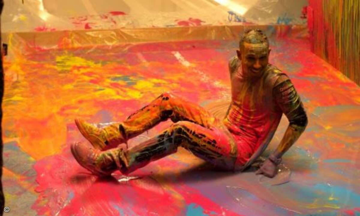 Nach drei Stunden Dreh und Farbregen konnte der Formel-1-Weltmeister immer noch lachen….(Bild: Epson)