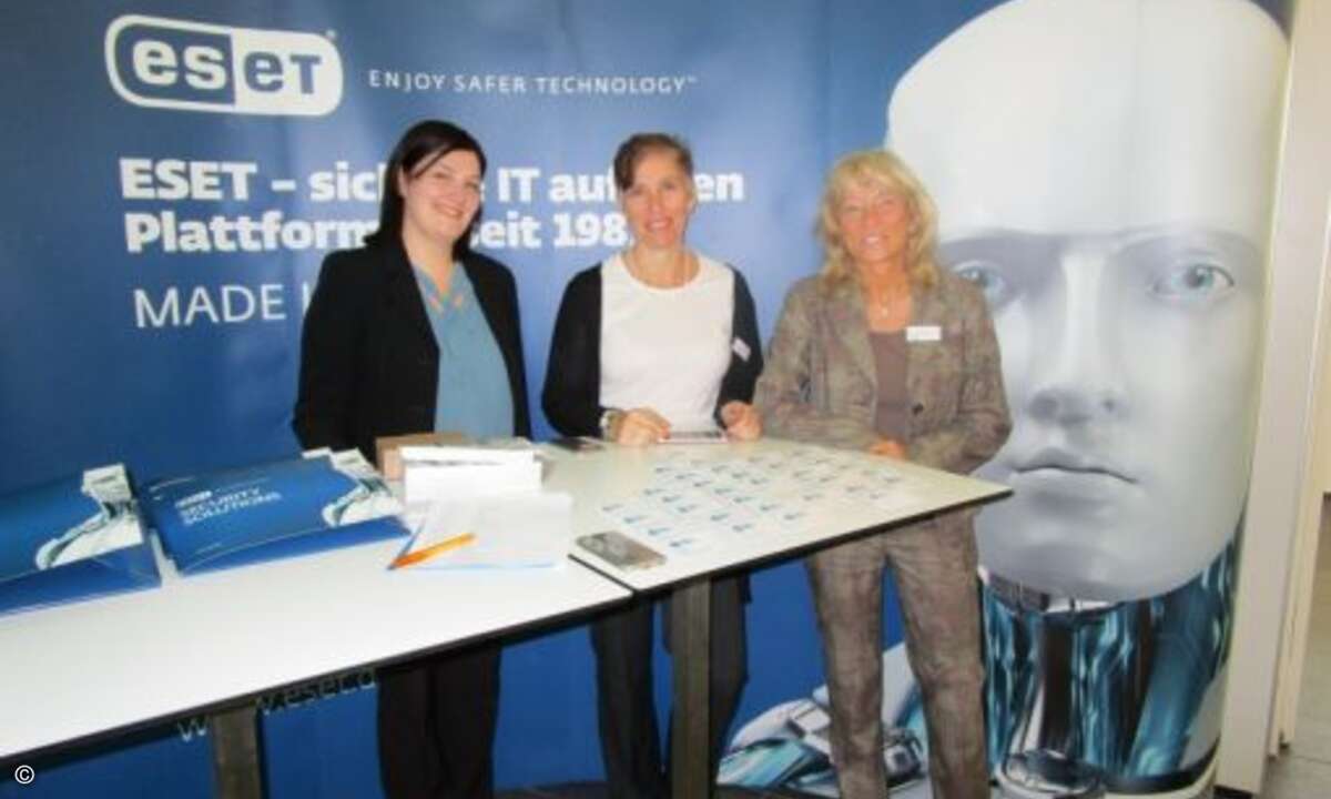 Die Eset-Damen Olga Wiesner, Petra Göbel und Claudia Ketzer (v.li.) begrüßen die Gäste (Foto: CRN)