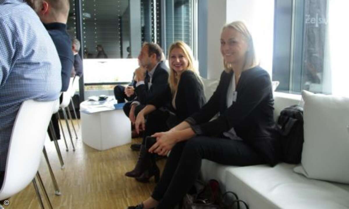 Gute Stimmung auch in der letzten Reihe bei Ildikó Bruhns (Eset) und Christina Jahn (Fleishman Hillard) (Foto: CRN)