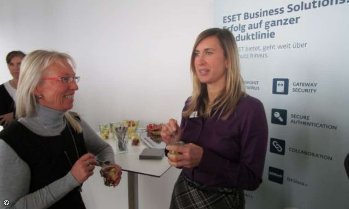 Janina zur Mühlen von Eset (rechts) im Gespräch mit einer interessierten Kundin (Foto: CRN)