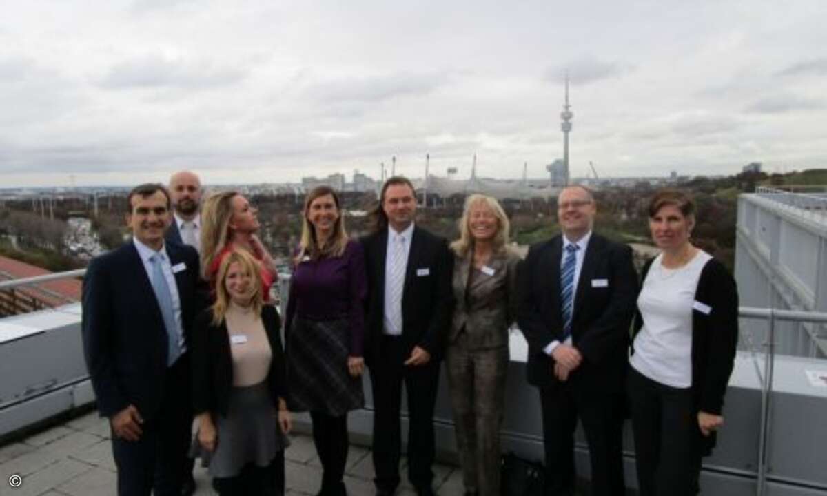 Carolin Schlüter von CRN (3.v.li.) mit dem Eset-Team auf der Dachterrasse des MS-Weitblick (Foto: CRN)