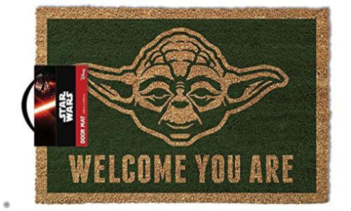Den echten Star Wars Fan erkennt man schon an der passenden Fußmatte vor der Haustüre (Foto: Disney)