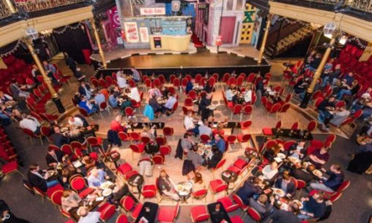 Am Abend ging es in das Schmidt Tivoli-Theater (Bild: CPN)