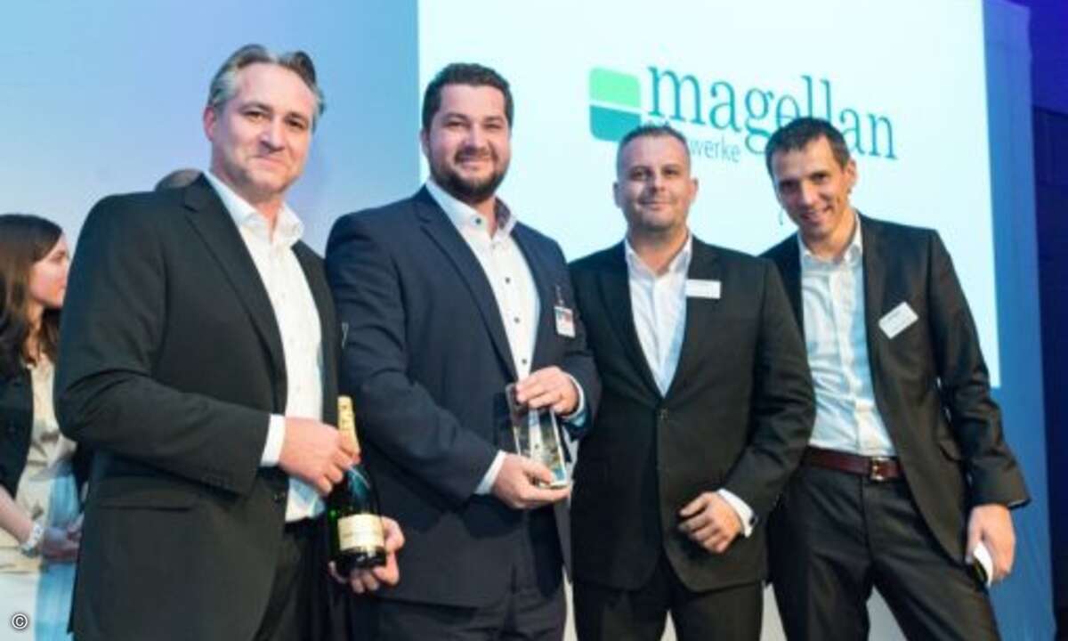 David Friesen von Magellan Netzwerke (2.v.l.) freut sich mit Christian Vogt, Martin Nottbeck und Tommy Grosche (alle Fortinet) über den »Mid-Market Partner of the Year«-Award
