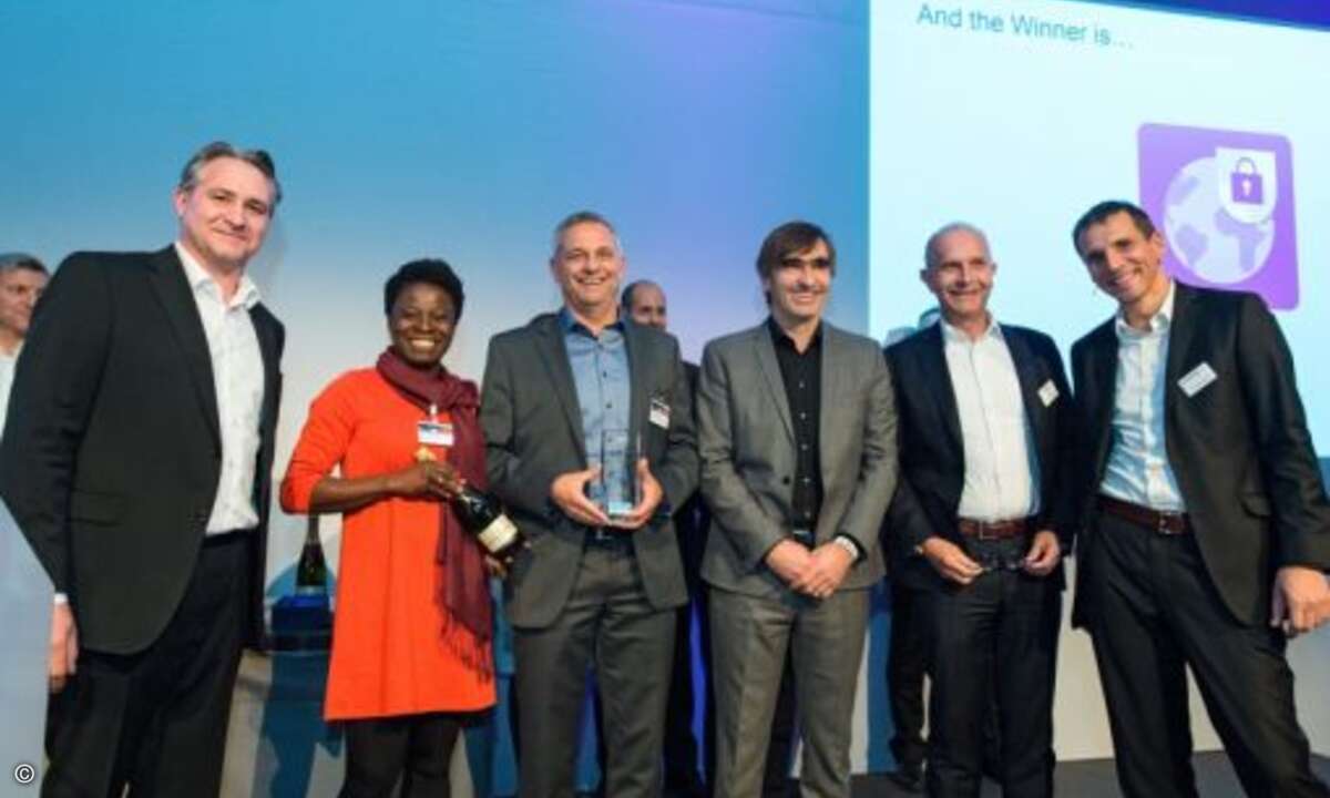 Rose Schmidt und Matthias Bauer (2.vl.) von Telekom Security mit dem »xSP Partner of the Year«-Award und dem Fortinet-Team Christian Vogt (l.), Andreas Baldauf, Stefan Raatz und Tommy Grosche (3.v.r bis r.)