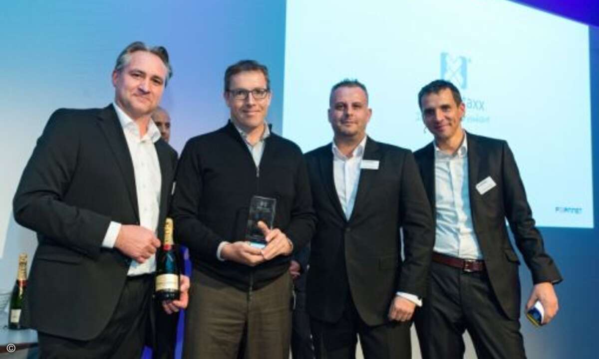 »Newcomer of the Year« wurde Microstaxx, für das Thomas Mayerhofer (2.v.l.) die Auszeichnung entgegennahm – hier einrahmt von Christian Vogt (l.) und Martin Nottbeck sowie Tommy Grosche (r., alle Fortinet)