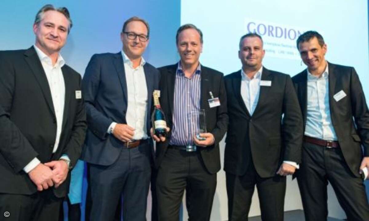 Oliver Lindlar von Gordion freut sich über den »Government & Education Partner of the Year«-Award gemeinsam mit dem Fortinet-Team Christian Vogt und Roland Schneider (l.) sowie Martin Nottbeck und Tommy Grosche (r.)