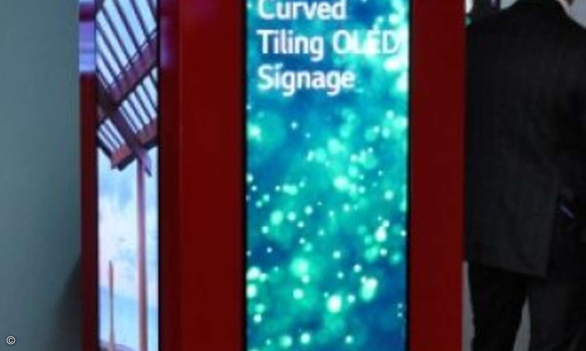 Im LG »86BH5C-B 86« sind vier Displays zu einer viereckigen Werbesäule verbaut (Bild: Pilot)