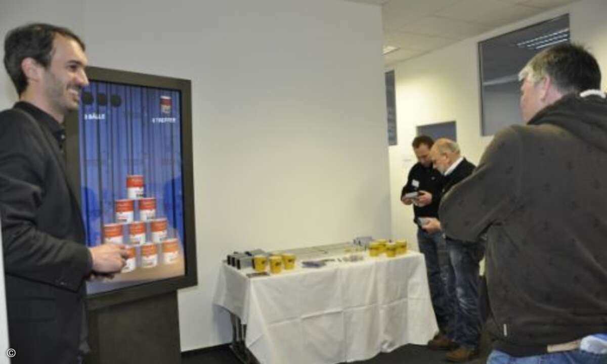 Auch Spielerisches sah das Programm vor: So versuchten sich die Besucher am digitalen Dosenwerfen (Bild: Pilot)
