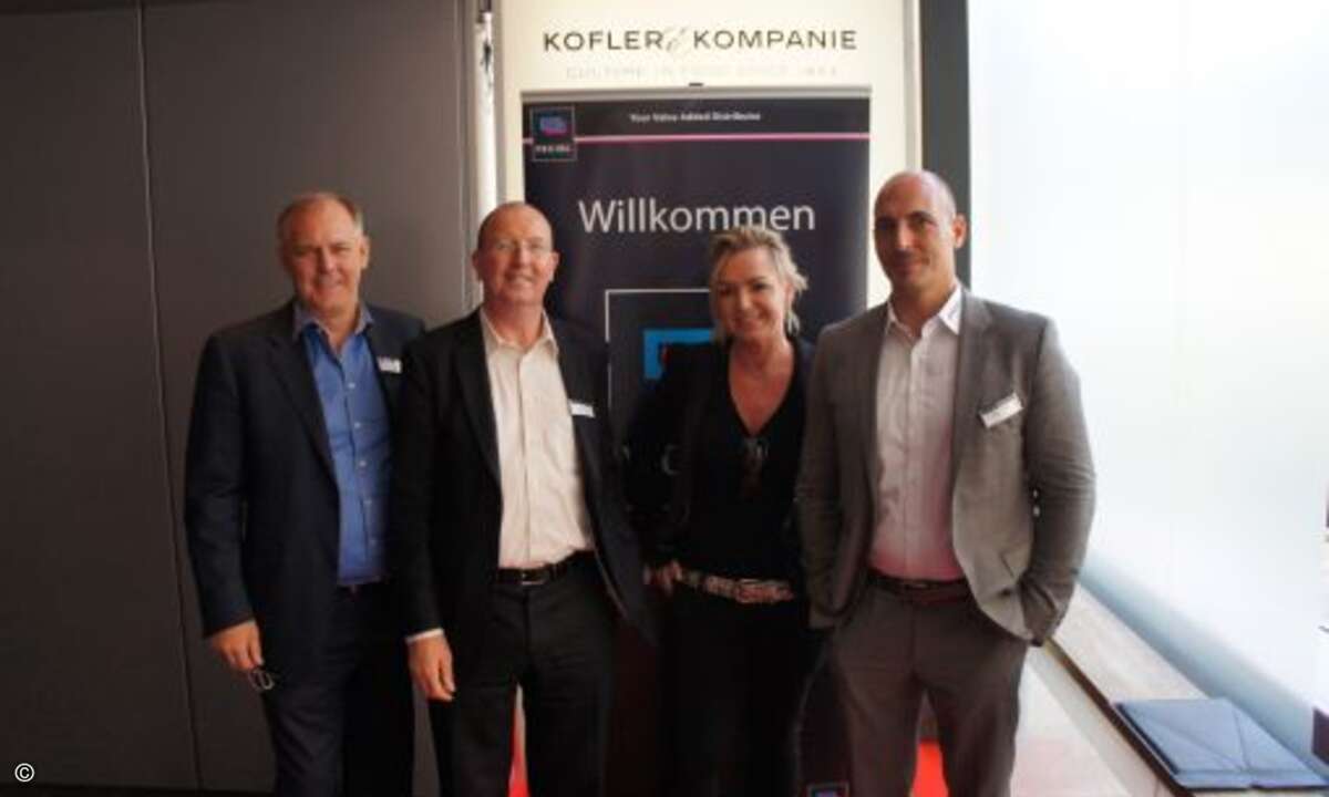 Juni - VAD feiert geburtstag
(el) Value Added Distributor (VAD)-Wick Hill und Zycko begrüßten rund 500 Partner und Gäste zur gemeinsamen Hausmesse im Hamburger »Emporio«-Tower. Passend zum 40-jährigen Jubiläum der Wick Hill bekamen die Manager eine