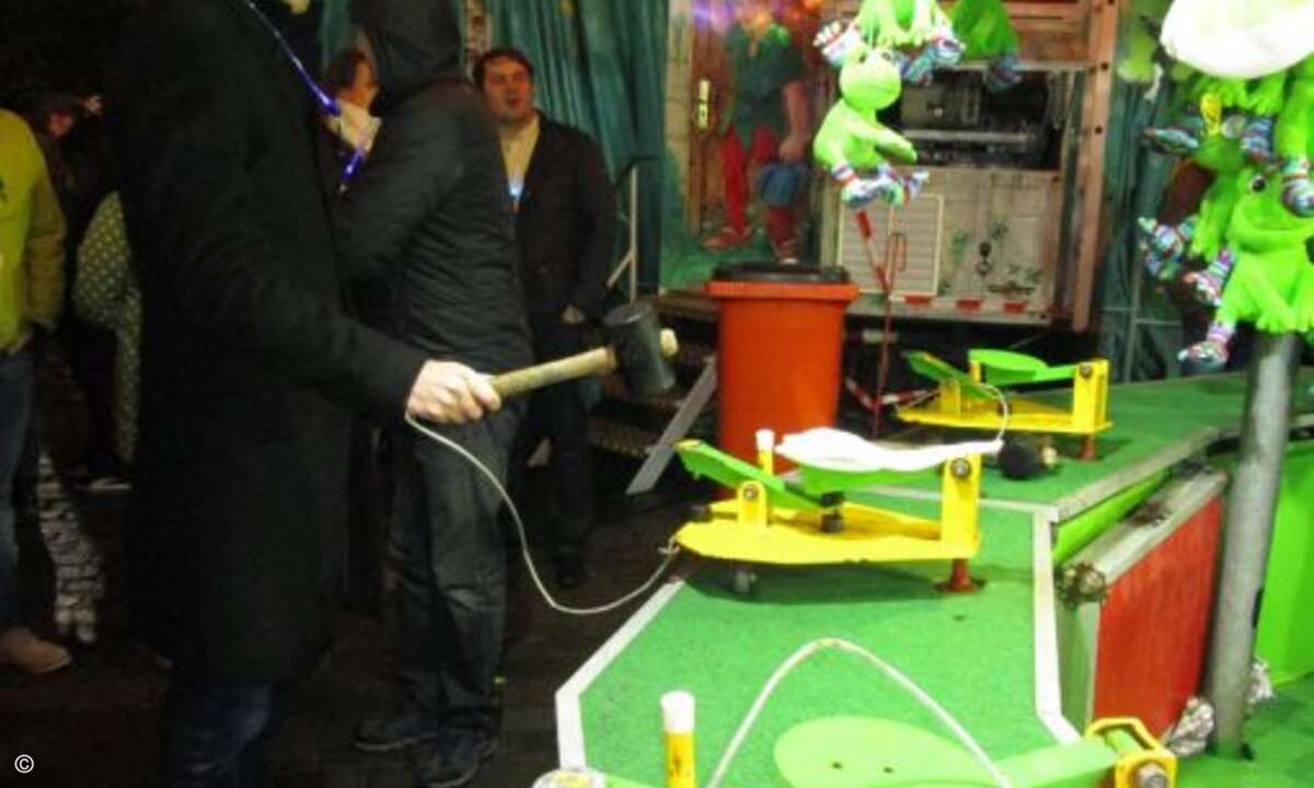 November - Dudelmann und Bullenauge:
(ps) Also lud seine Geschäftspartner auch in diesem Jahr zur Feier auf der Soester Altstadtkirmes. Gemeinsam ging es auf Europas größten Altstadt-Rummel: Vor und neben den städtischen Baudenkmälern stehen die Hi