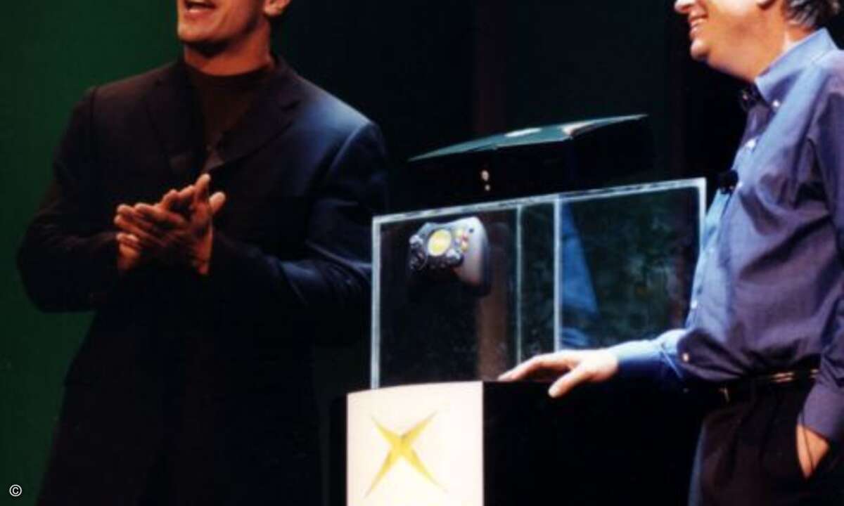 Bill Gates und Schauspieler Dwayne Johnson zeigen 2001 die Xbox auf der CES.(Bild: CES)