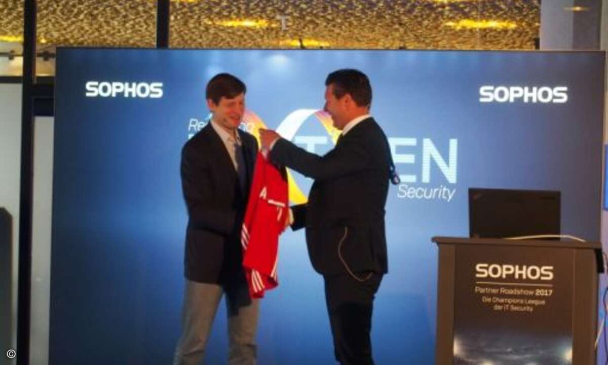 … und bekommt zum Abschluss seiner Keynote von Channelchef Helmut Nohr ein FC Bayern-Trikot überreicht (Foto: CRN)