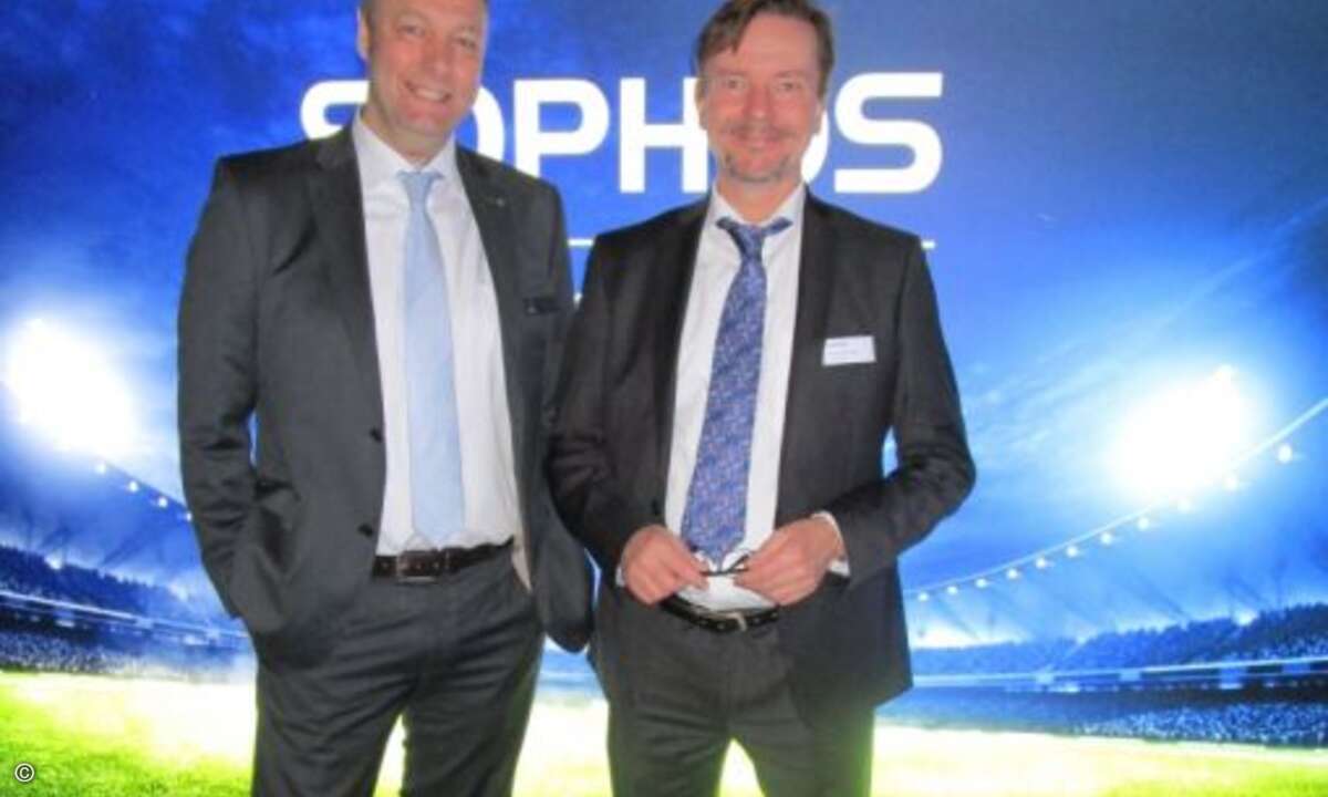 Der dreimalige CRN Channel Champion Bernhard Oertel (Sophos, re.) mit Jörk Gödde von Exklusive Networks (Foto: CRN)
