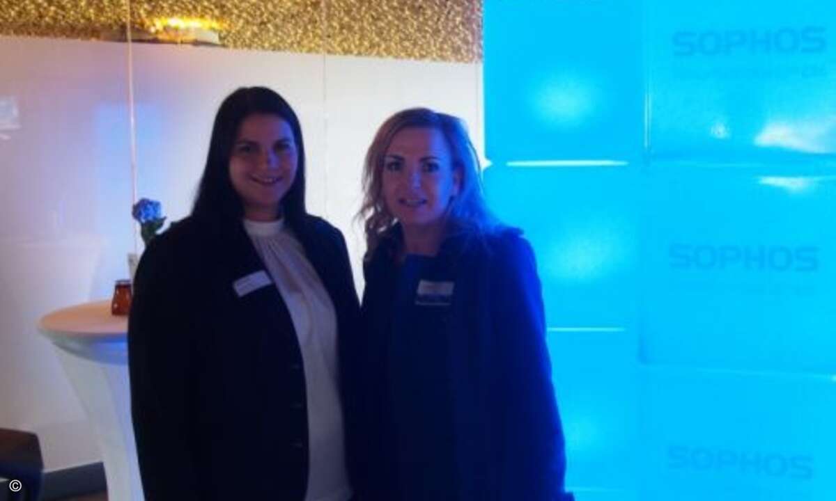 Strahlen im blauen Sophos-Licht: Daniela Stolz von Sophos (li.) und Carolin Schlüter von CRN (Foto: CRN)