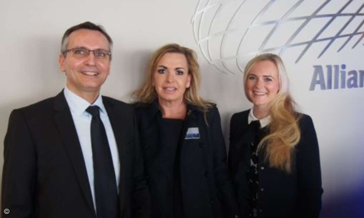 Netter Empfang für die Sophos-Partner durch Hasan Ezdi (li.) und Mona Hengler (re., beide Waveline-Mar.com), hier mit Carolin Schlüter (CRN) (Foto: CRN)