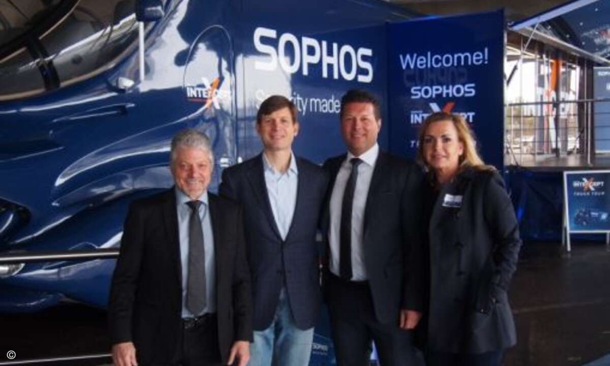 (v.l.n.r.) Karl-Heinz Warum, Kris Hagerman, Helmut Nohr (alle Sophos) und Carolin Schlüter (CRN) vor dem »Intercept X«-Truck (Foto: CRN)
