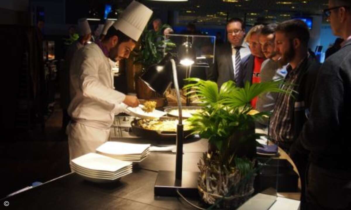 Statt Stadionwurst gab es leckeren Schweinebraten und Nudelgerichte für die Partner (Foto: CRN)