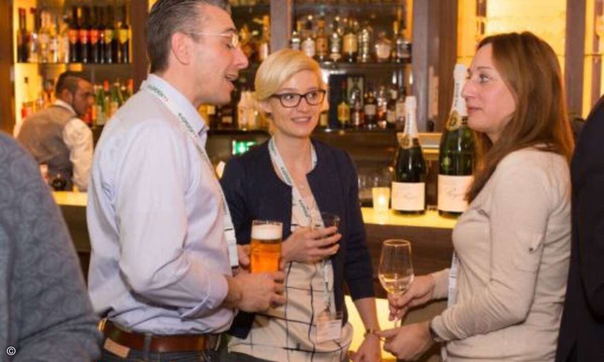 Angeregte Unterhaltung zwischen Dominik Goebel von Ingram Micro sowie Anja Keilhauer und Marion Hicker von Cancom (v.l.n.r.) (Foto: Kaspersky)