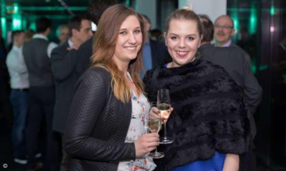 Sabrina Albrecht und Monique Fiebig von Wortmann in Feierlaune (Foto: Kaspersky)