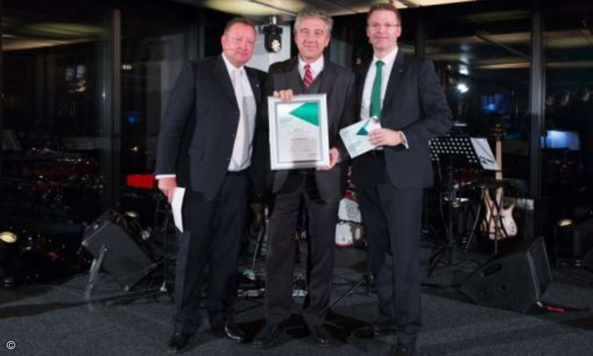 Harald Galbavy von SPP (Mitte) freut sich über die Auszeichnung als Wachstumspartner des Jahres (Foto: Kaspersky)