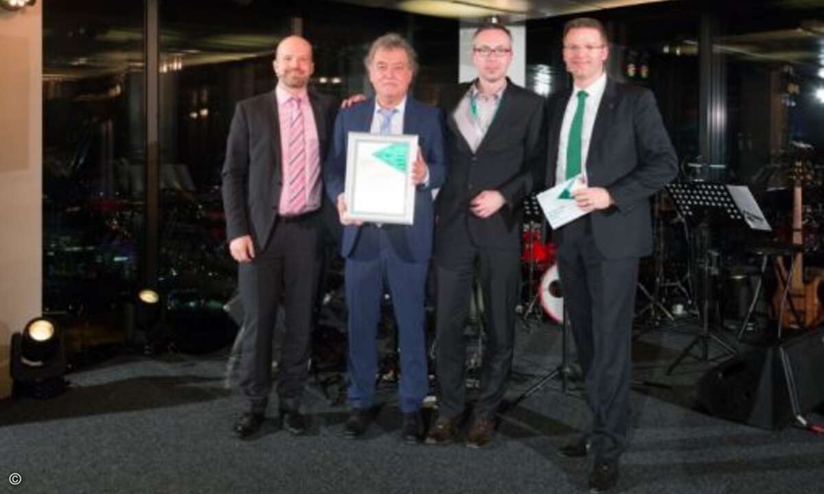Basilius Niedermeyer und Ulf Thomas von Cyprotect (Mitte) mit ihrem Award als Business-Partner des Jahres in Deutschland – eingerahmt von Peter Neumeier und Holger Suhl (beide Kaspersky) (Foto: Kaspersky)
