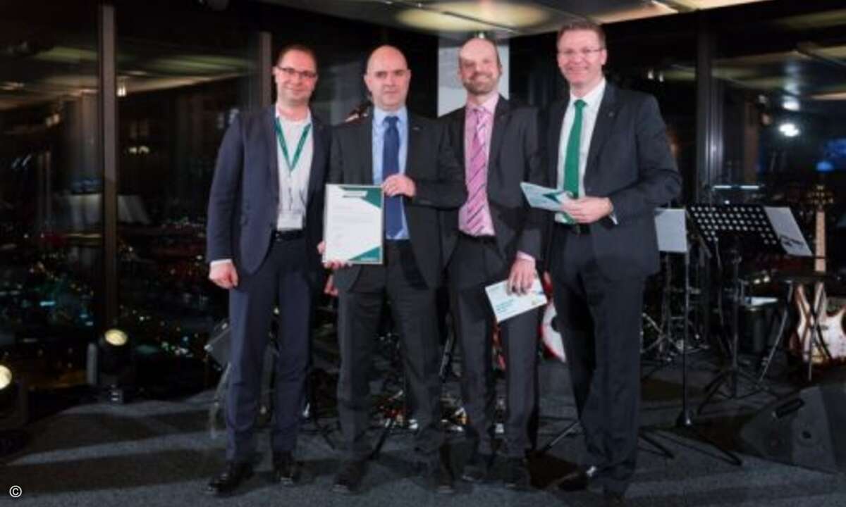 Gunther Dietrich (zweiter von links) und die Apia Systemhaus GmbH wurden als neuer Platin-Partner ausgezeichnet (Foto: Kaspersky)