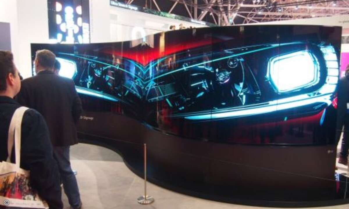 LG zeigte beeindruckende Lösungen vom Curved OLED Screen …(Bild: CRN)