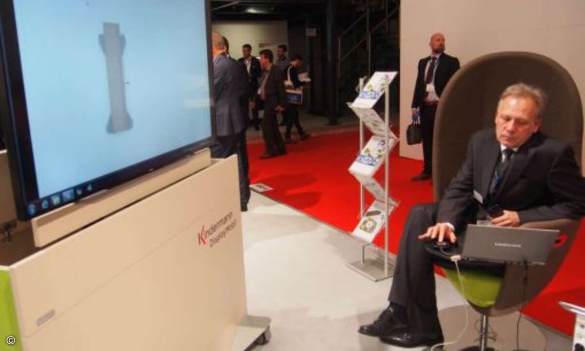 Joachim Lang (Kindermann) macht es sich bequem und demonstriert wie entspannt Inhalte mit Kindermann-Produkten gezeigt werden können(Bild: CRN)